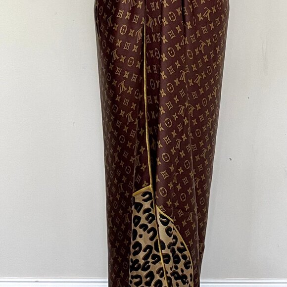 New Louis Vuitton Monogram Logo Animal Print Oversize Brown Gold Silk Wrap - Picture 5 of 15